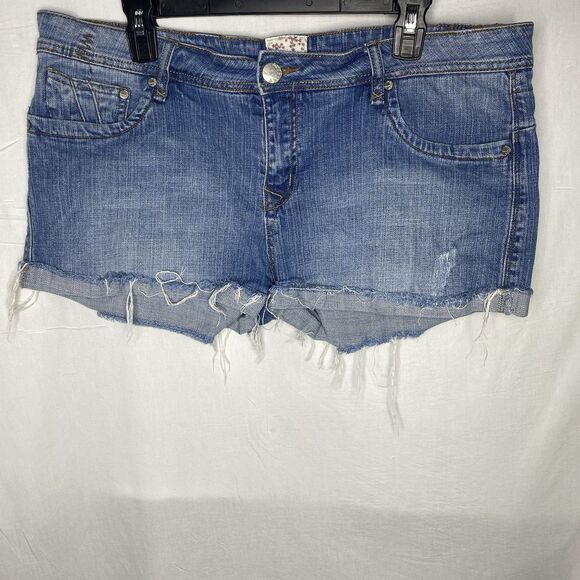 Mudd Denim Shorts Raw Cuffed Hem Snap Pockets Distressed Womens Jr Size 13 Blue - Picture 2 of 7
